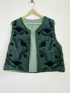 Gilet matelassé en coton brodé fait main |   Veste sans manches florale bohème |   Gilet artisanal d'art populaire |   Gilet réversible à superposer - Product Image 1