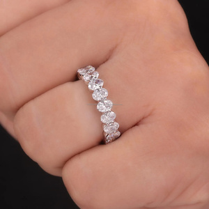 Elegante Anillo de Diamantes con Corte Ovalado en Oro Rosa, Anillo de Compromiso con Piedras Laterales, Brillo Brillante, Joyería Fina de Lujo Atemporal para Mujer - Product Image 1