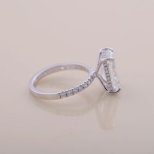 Bague de fiançailles en diamant de laboratoire taille radiant 3,03 carats, or blanc, rose et jaune 14K plaqué rhodium, avec halo caché et pavé de luxe - Product Image 6