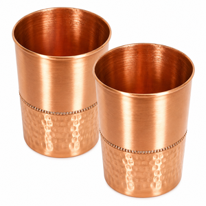 Ensemble de 2 verres à eau en cuivre pur faits à la main, gobelets ayurvédiques avec motif floral en relief, vaisselle en métal écologique - Product Image 6