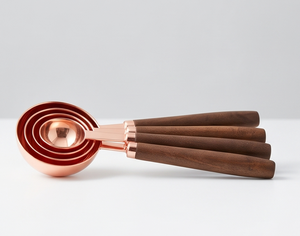 Cuillère à mesurer esthétique en or rose poli avec manche en bois, design élégant et roulé, ustensiles de cuisine pour la cuisson - Product Image 6