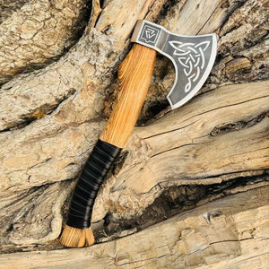 Hache artisanale d'inspiration viking avec tête en métal détaillée et manche en bois lisse pour collection - Product Image 1
