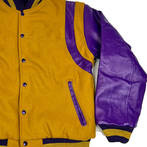 Chaqueta Universitaria Premium Color Púrpura Dorado, Chaqueta Varsity con Bordado de Chenilla, Chaqueta Bomber de Béisbol Universitaria, Personalizada OEM, Térmica, Resistente al Viento, de Lana - Product Image 5