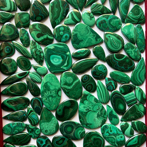 อัญมณีทรงหลวมจากธรรมชาติหินมาลาไคต์อัญมณีสีเขียวทำด้วยมือสำหรับทำเครื่องประดับราคาถูก - Product Image 1