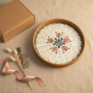 Plateau décoratif en rotin naturel raffiné et nacre, fait main, élégant, pour comptoir de cuisine ou ottoman - Product Image 3