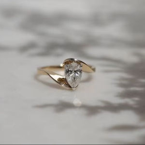 Bague de fiançailles en or jaune 14 carats avec diamant taille poire et bande torsadée unique, diamant de laboratoire, cadeau pour mariage, anniversaire ou promesse - Product Image 1
