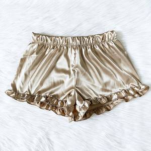 Shorts en satin rose pour femme avec volants, taille élastique, taille mi-haute, style doux, coupe régulière, respirant, 100 % soie - Product Image 2