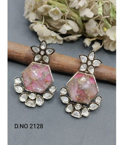 Elegantes Pendientes Colgantes con Acabado Dorado Antiguo y Moissanita, con Patrones Artísticos Decorativos para Bodas y Eventos Tradicionales en India - Product Image 3