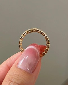 Anillo de Eternidad con Diamantes Cultivados en Laboratorio y Esmeraldas - Anillo de Boda con Diamantes y Esmeraldas de 1.86 TCW en Oro Sólido - Product Image 5