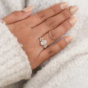 Bague en or jaune 14 carats avec diamant ovale de 2,00 carats et grappe de diamants, cultivé en laboratoire, pour femme, cadeau de mariage surprise pour petite amie - Product Image 5