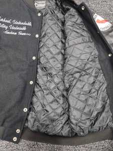 Blouson Bomber Varsity en Chenille Noire Épaisse pour Homme avec Manches en Cuir de Mouton et Logo Brodé – Style Hiver Streetwear - Product Image 5