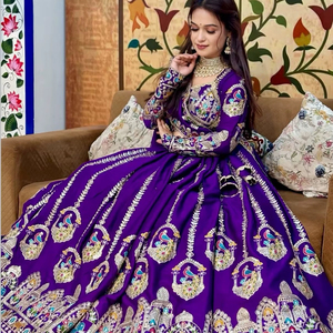 VISHNU K DESIGNS LAHENGA CHOLI DUPATTA, Traje de Seda Vichitra Pura con Bordado de Hilo y Lentejuelas, Manga Corta - Product Image 1