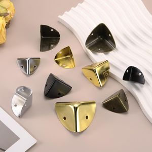 8 Pezzi Protezioni Angolari in Lega di Zinco 1.1 X 1.1 X 1.1 Pollici, Protezioni per Bordi di Scatole, Armadietti e Altoparlanti - Product Image 4