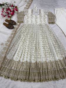Ensemble de robe Anarkali de luxe pour femmes avec broderies riches, jupe évasée de 3,5 mètres et dupatta en georgette brodée - Product Image 1