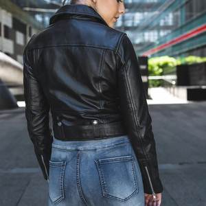 Nuevas chaquetas de mujer con cuello de cremallera negro y logotipo personalizado, chaqueta vintage para invierno, chaqueta bomber de cuero genuino, ropa de calle. - Product Image 6