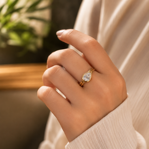 Bague d'anniversaire classique en moissanite avec diamant taille poire serti clos, plaqué or jaune 18 carats, pour femme - Product Image 6