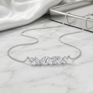 Collier pendentif en or plaqué 9 carats avec diamant de laboratoire couleur E de 1,20 CTW et pierres à taille mixte serties en griffes, certifié IGI - Product Image 3