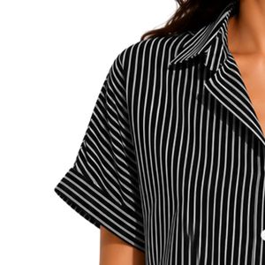 Camisa corta a rayas blancas y negras personalizada para mujer, logotipo bordado personalizado, blusa informal de verano con botones y manga corta, OEM - Product Image 3