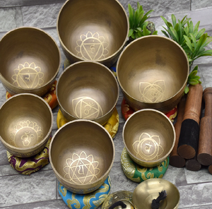 Juego de cuencos tibetanos de latón apilables con mazas de madera y cojines, disponible a precios de mayorista. - Product Image 6