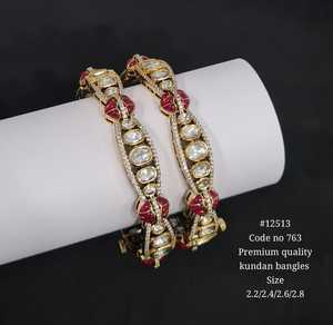 Bracelet Kundan ovale en pierre époxy verte, plaqué Mehandi, bijoux indiens pour mariage et fêtes. - Product Image 2