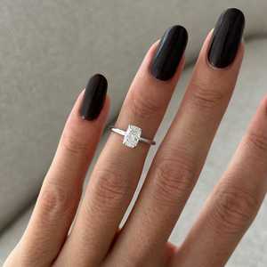 Anillo Solitario Delgado Minimalista con Diamante Cultivado en Laboratorio de 1 Quilate, Corte Cojín Alargado, E VVS2, Certificado IGI - Product Image 4