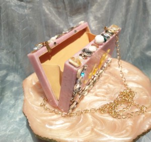Bolso de Noche de Lujo Rojo con Efecto Mármol y Resina, con Cierre de Cisne Dorado, Incrustaciones Florales de Diamantes de Imitación, Bolso Ovalado para Novia/Boda - Product Image 3