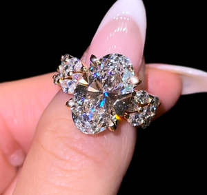 แหวนเพชรทรงรี VVS เพาะเลี้ยงในห้องปฏิบัติการ ประดับเพชรด้านข้าง ดีไซน์หรูหรา เงินแท้ 925 รับรองโดย IGI เพชร CVD เพาะเลี้ยงในห้องปฏิบัติการ แหวนหมั้นสุดหรู - Product Image 1