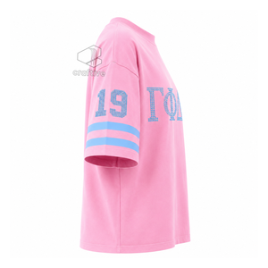 Camiseta de mujer Gamma Phi Delta con pedrería brillante, letras griegas, cuello redondo, manga a rayas, corte holgado y estampado gráfico, en rosa y azul - Product Image 3