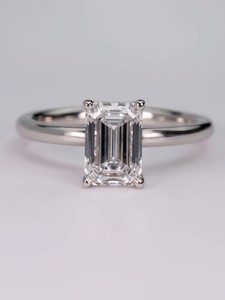 Bague de fiançailles solitaire taille émeraude avec diamant de laboratoire et alliance émeraude en platine/or blanc 18K/14K/10K – Bijoux fins en gros - Product Image 3