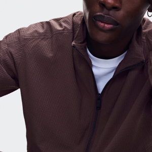 Veste oversize froissée pour homme, coupe décontractée, épaules tombantes, texture froissée contemporaine, pour un style urbain décontracté - Product Image 3