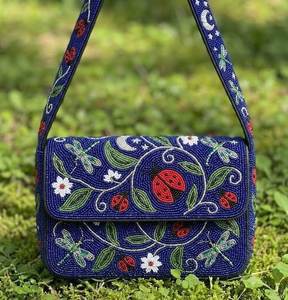 Sac à bandoulière ethnique marron brodé de perles dorées, sac à main artisanal de luxe pour femme avec fermeture magnétique et perles de rocaille - Product Image 5