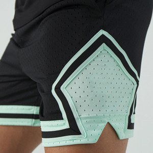 Shorts de basketball haut de gamme fabriqués avec un tissu léger et respirant offrant confort, durabilité et séchage rapide. - Product Image 6