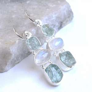 Pendientes artesanales de aguamarina cruda y piedra lunar en plata de ley, nueva colección - Product Image 1