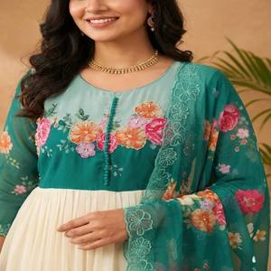 Conjunto de Vestido Georgette VASTRA COTTAGE con Mangas Bordadas a Mano, Dupatta de Seda con Estampado Digital y Pantalones, Colección para Fiestas y Bodas - Product Image 3