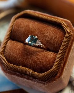 Anillo de Compromiso de Moissanita con Corte Esmeralda Azul Estrellado 3.00, Anillo de Moissanita de Oro Rosa de 14K con 4 Puntas Dobles - Product Image 6