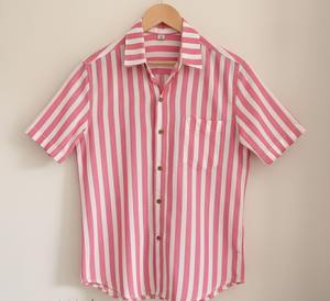 เสื้อเชิ้ตผู้ชายคุณภาพสูงสั่งทำพิเศษ สไตล์ลำลองและเป็นทางการ พิมพ์ลายบาติกด้วยมือ ปิดกระดุม แขนครึ่งตัว ลายทาง ผ้าฝ้าย 100% ระบายอากาศได้ดี - Product Image 3