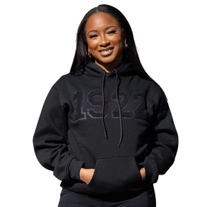 Sweat-shirt à capuche unisexe 1922 All Black, style sororité grecque, streetwear décontracté, confort premium - Product Image 1