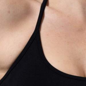 Soutien-gorge de sport noir personnalisé pour femme avec logo, col rond, fines bretelles, sans couture, haut court d'entraînement, ensemble de fitness et de gym, vêtements de sport en gros - Product Image 3