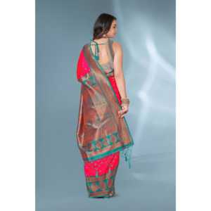 ผ้าไหมปาธานีสีชมพูลายจุด พร้อมเสื้อปักลายซารีแบบไม่เย็บติดกัน สำหรับงานกลางคืน - Product Image 3