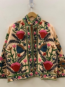 Chaqueta de Mujer de Terciopelo y Algodón Inspirada en Suzani, Estilo Étnico Bohemio, Hecha a Mano, Abrigo de Invierno Cálido y Elegante con Cuello Alto - Product Image 3
