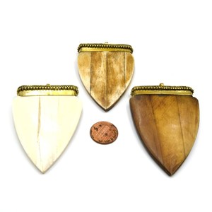 Colgante de Flecha de Hueso de Buey Hecho a Mano: Punta Dorada con Puntos, Focal de Joyería Bohemia, Hueso Tallado, Hueso Natural, Para Fabricación de Joyas, Tribal - Product Image 5