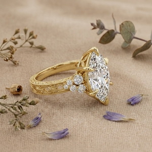 Anillo de compromiso de lujo vintage hecho a mano con diamante cultivado en laboratorio de corte marquesa de oro de 14K, engaste de púas, banda floral, único para fiesta de bodas - Product Image 6
