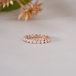 Élégante bague de mariage pour femme, bijoux fins, bague éternité en or rose avec pierres blanches rondes sur le côté - Product Image 2
