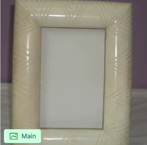 Marco de Fotos Tallado a Mano en Resina Crema con Acabado Brillante, Diseño de Rayos de Sol en Relieve, para un Acabado Elegante - Product Image 6