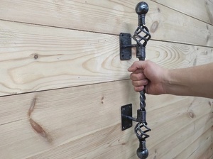 Décoration murale traditionnelle en fer forgé avec barres torsadées et extrémités sphériques pour clôtures, treillis et portails - Product Image 6