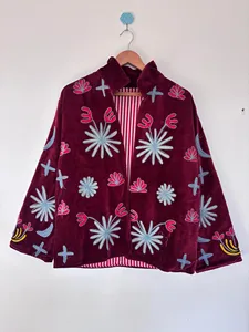 Chaqueta de terciopelo granate para mujer, bordada con motivos florales bohemios, cuello alto, hecha a mano, artesanal, para otoño. - Product Image 1