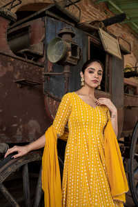 Vestido Anarkali Mustard Chikankari con Bordado, Vestido Anarkali con Trabajo de Bordado en Georgette, Anarkali con Pantalón y Dupatta - Product Image 3