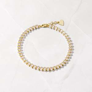 Bracelet tennis en or jaune avec diamants de laboratoire ronds et breloque en forme de cœur - Product Image 1