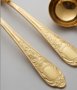 Ensemble d'argenterie dorée avec des poignées gravées élégantes, compatible lave-vaisselle, parfait pour les mariages et la table. - Product Image 3
