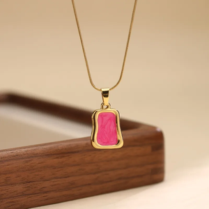 สร้อยคอจี้เปลือกหอยสไตล์เรโทรสำหรับผู้หญิง ชุบทองคำแท้ 18K พร้อมสายสร้อยแบบงูสุดหรู - Product Image 3